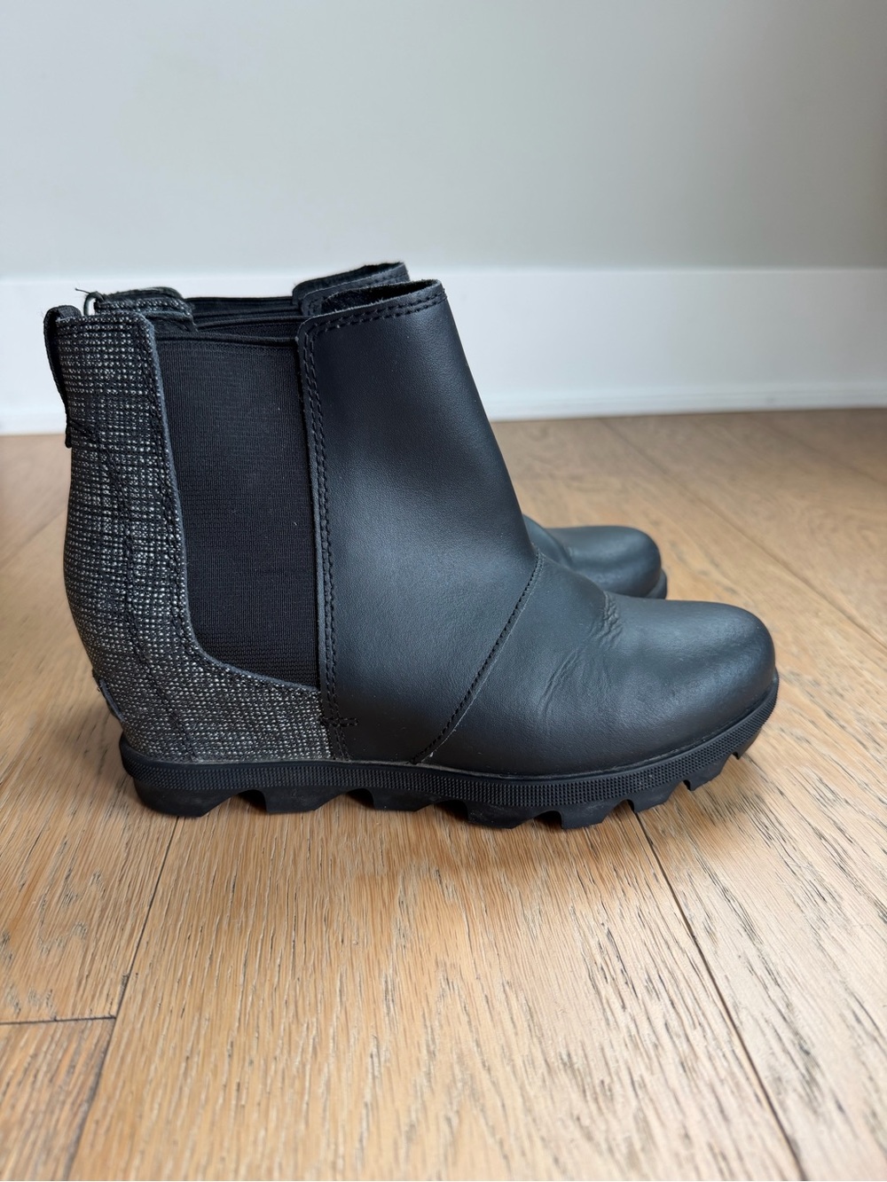 Sorel Black Leather Chelsea Ankle Boots with Gray Fabric Heel